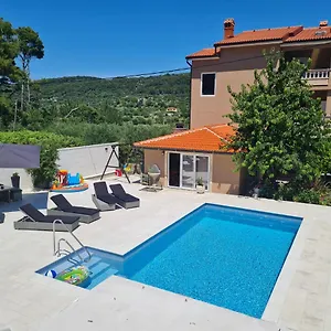 Nada Apartment Mundanije